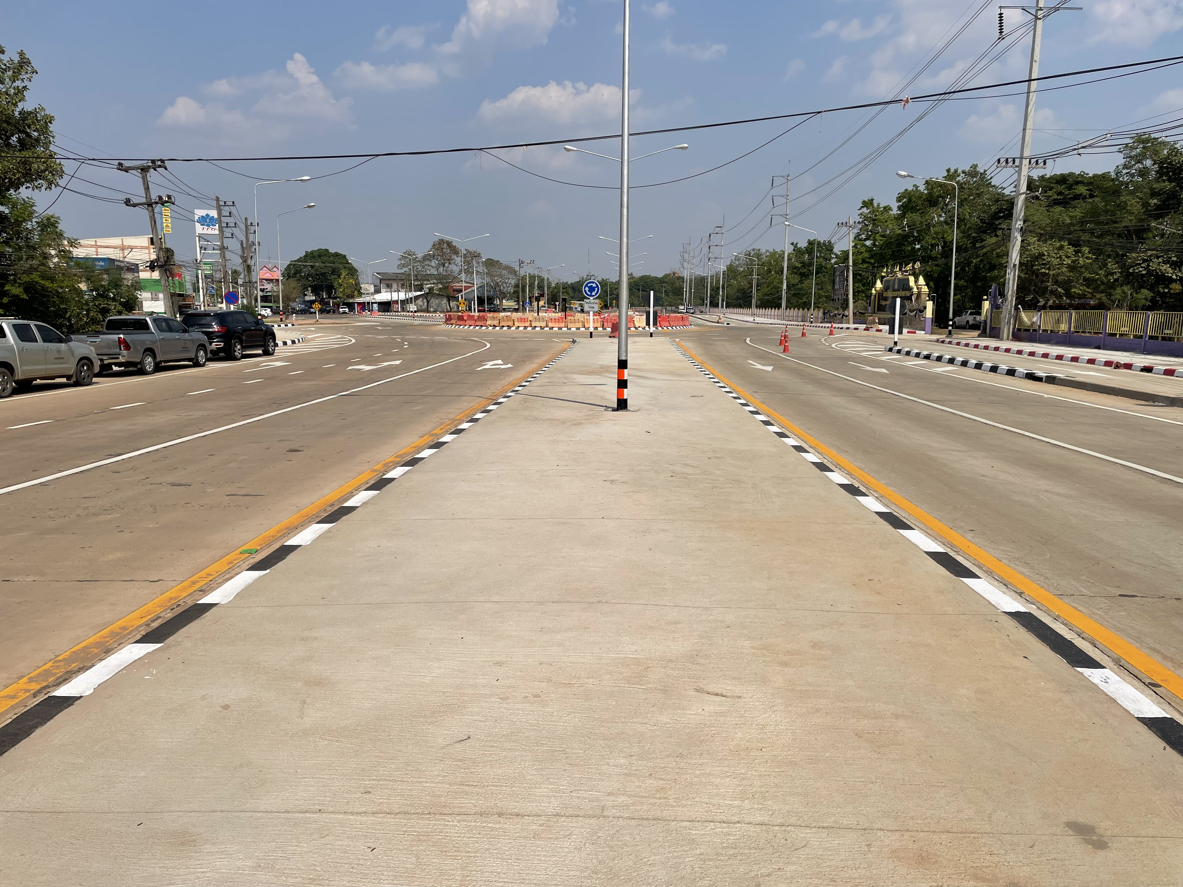 โครงการก่อสร้างโครงข่ายทางหลวงแผ่นดินประจำปีงบประมาณ พ.ศ.2568 รหัสงาน 11700 กิจกรรมก่อสร้างเพิ่มประสิทธิภาพทางหลวง ทางหลวงหมายเลข 202 ตอน หนองผือ- เขมราฐ ระหว่าง กม.388+580 - กม.389+636 (รวมทางแยกเขมราษฎร์ธานี) ปริมาณงาน 1 แห่ง